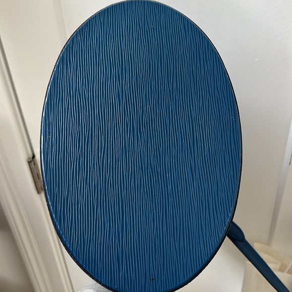 Louis Vuitton Epi Cluny Shoulder Bag EUC - Picture 6 of 10